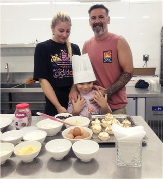 BÉ HỌC LÀM BÁNH